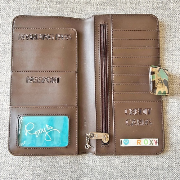 Roxy Travel Wallet - Picture 3 of 9